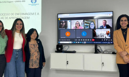 Alice Costa à direita e a professora Sueli Goyatá à esquerda junto às demais docentes que compuseram a banca examinadora – Foto: Arquivo/PPGENF