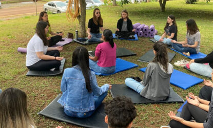 Registro de uma sessão ao ar livre nos gramados do campus Poços de Caldas da UNIFAL-MG – Foto: Arquivo/Projeto Atividade de Yoga e Meditação para Melhorar a Qualidade de Vida