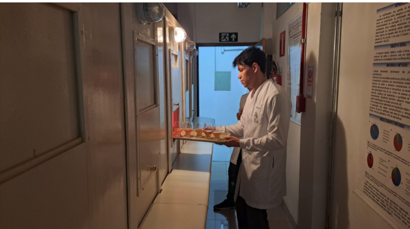 Estudante de Iniciação Científica, Tallis Vinicius Araújo da Silva, do curso de Biotecnologia, durante sua pesquisa. (Foto: arquivo pessoal/Tallis da Silva)