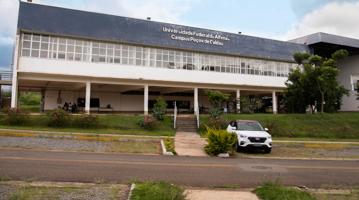 Campus Poços de Caldas passa a contar com redundância de link de internet, garantindo estabilidade e segurança no acesso à rede e melhorias na infraestrutura.