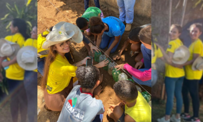 Na imagem, há uma foto das estudantes participantes do projeto rondon de 2024, no fundo. Elas estão abraçadas, de costas, uniformizadas, e a imagem está desfocada. Em cima desta imagem desfocada, de modo centralizado, contém outra foto de três rondonistas, uniformizadas, agachadas em uma horta, juntamente de cinco crianças, auxiliando na plantação de mudas em garrafas pet. Fim da descrição.