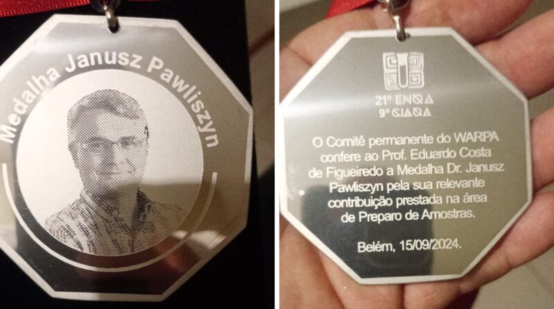 A imagem mostra uma montagem com duas fotos da Medalha Janusz Pawliszyn, apresentando uma foto de Januz Pawliszyn, um homem de meia idade e óculos, ao centro e a descrição da medalha no verso com os dizeres: O Comitê permanente do WARPA confere ao Prof. Eduardo Costa de Figueiredo a Medalha Dr. Janusz Pawliszyn pela sua relevante contribuição prestada na área de Preparo de Amostras. Belém, 15 de setembro de 2024.