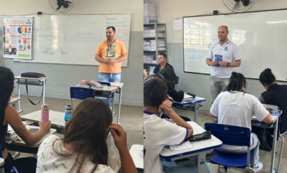 A imagem é uma montagem de dois registros em que há dois professores, um na foto da esquerda, de calça jeans e camiseta laranja; e outro na foto da direita, de calça e blusa branca. Os dois, nas duas fotos, estão de frente para os estudantes, que seguem de costas para a foto. Os estudantes estão sentados em cadeiras azuis. fim da descrição.