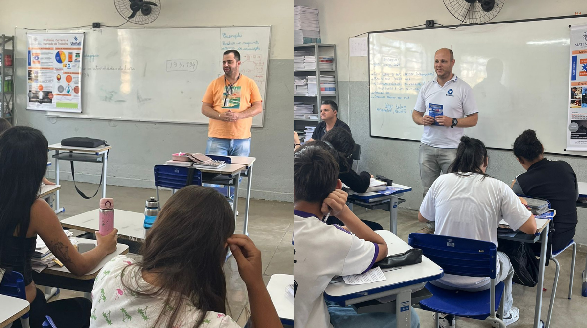 A imagem é uma montagem de dois registros em que há dois professores, um na foto da esquerda, de calça jeans e camiseta laranja; e outro na foto da direita, de calça e blusa branca. Os dois, nas duas fotos, estão de frente para os estudantes, que seguem de costas para a foto. Os estudantes estão sentados em cadeiras azuis. fim da descrição.