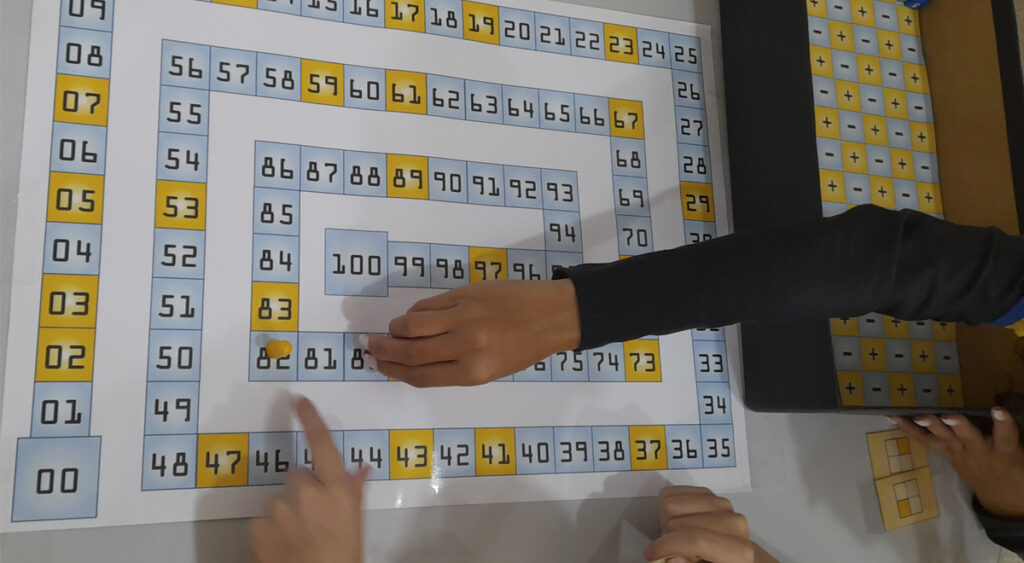 Jogo de tabuleiro para o ensino da Matemática auxilia crianças do Ensino Fundamental a compreender números inteiros 