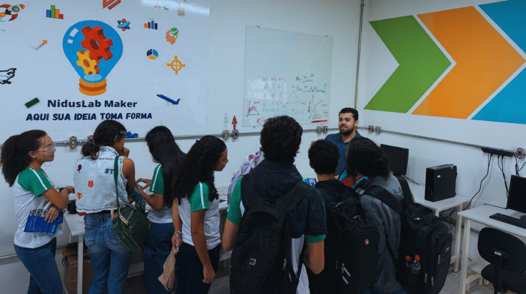 Calouros vivenciam inovação em visitas ao Laboratório Maker na UNIFAL-MG
