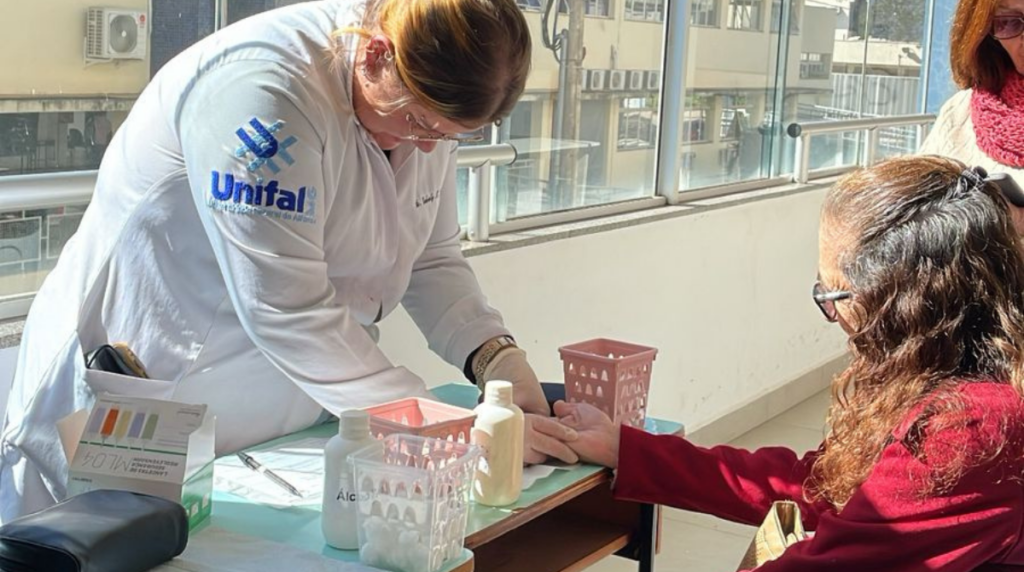 Projeto “Cores da Saúde” promove ação de prevenção ao diabetes para a comunidade idosa na Sede da UNIFAL-MG
