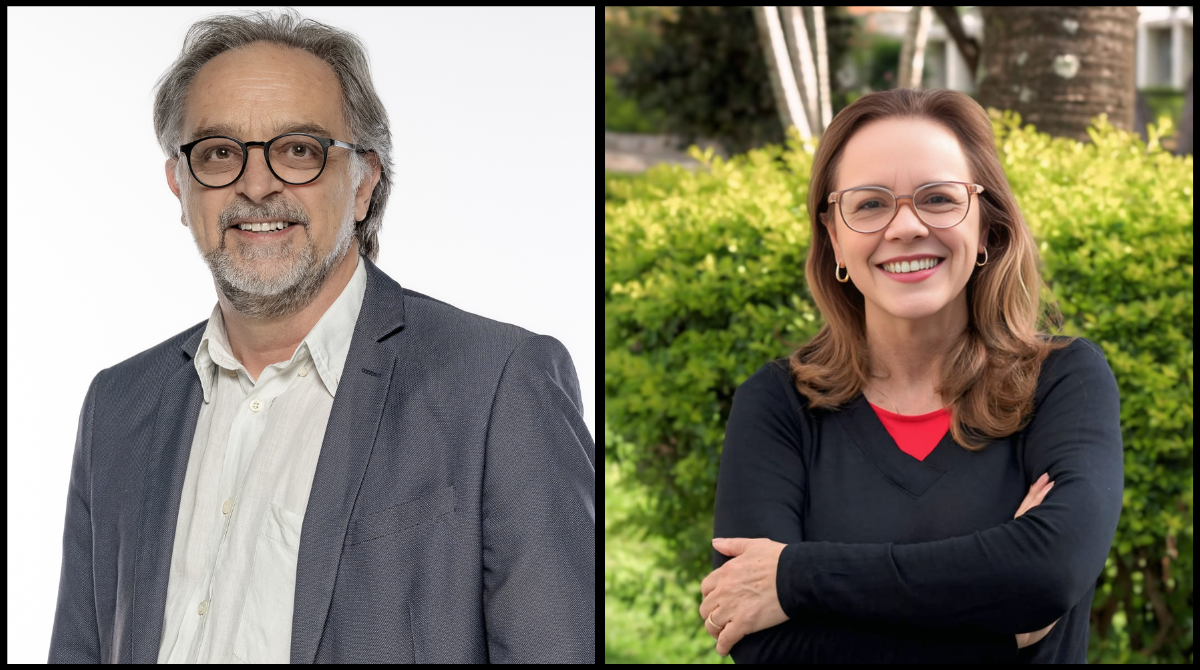 A imagem está dividida em duas partes: À esquerda, há o professor Alessandro, um homem de cabelos grisalhos, barba por fazer e óculos de aro redondo. Ele veste um blazer cinza sobre uma camisa clara, e sorri levemente para a câmera. O fundo é branco, liso. À direita, há a professora Maria Rita, uma mulher de cabelos castanhos claros, soltos e na altura dos ombros. Ela usa óculos de aro fino, brincos pequenos e está sorrindo com os braços cruzados. Veste uma blusa preta com uma camisa vermelha por baixo. O fundo mostra vegetação verde e parte de uma árvore.
