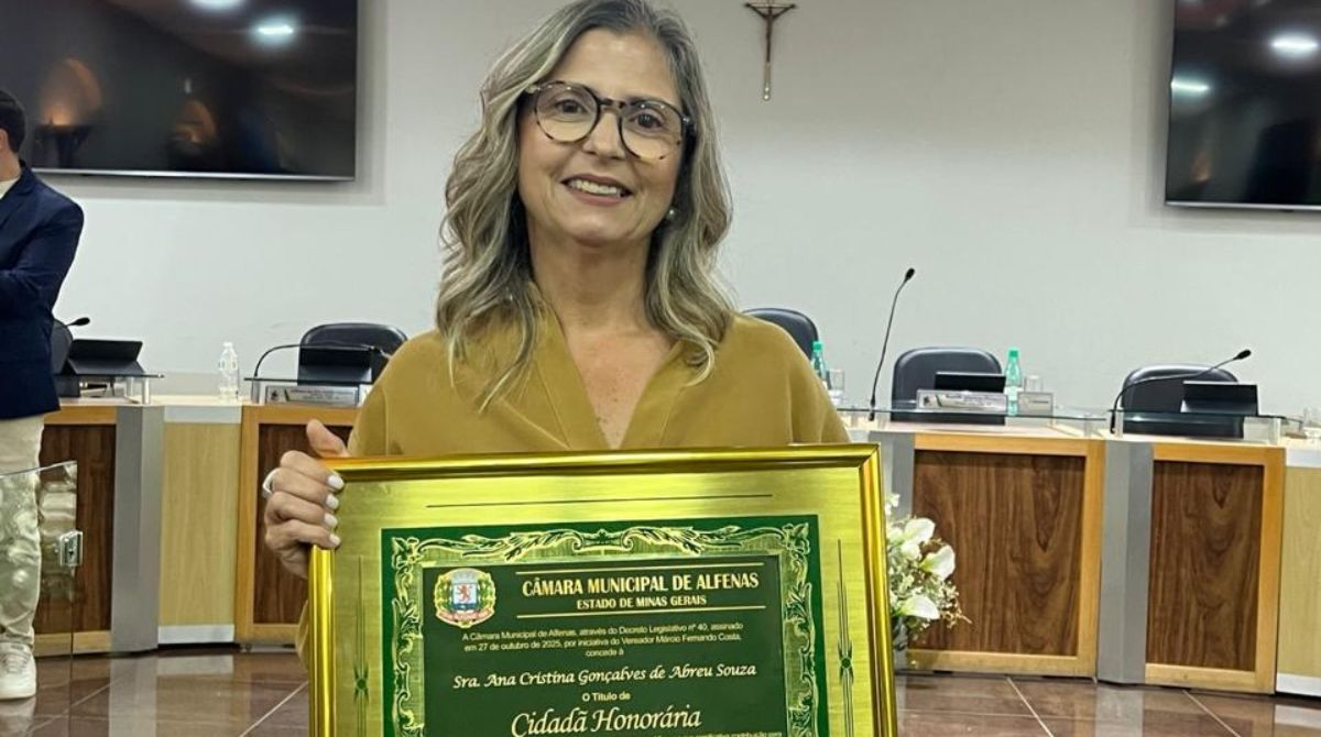 Em sessão solene na Câmara Municipal de Alfenas/MG, professora da UNIFAL-MG recebe título de Cidadã Honorária do município