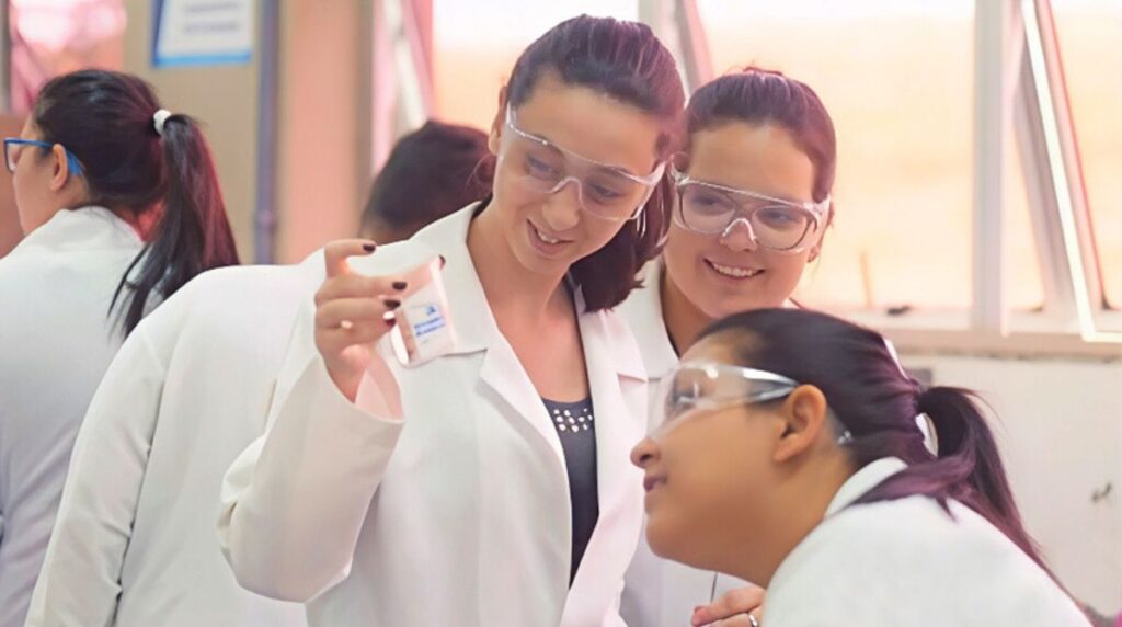 Mulheres avançam na ciência, mas enfrentam barreiras nas áreas de Exatas e Engenharias