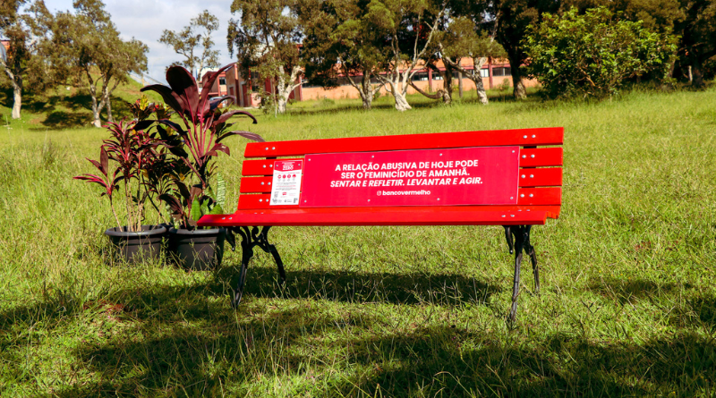 UNIFAL-MG participa da campanha nacional ‘’Banco Vermelho’’ contra feminicídio e violência de gênero