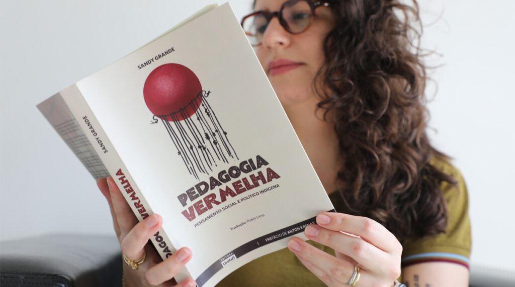 Editora UNIFAL-MG lança tradução inédita de obra que questiona a educação tradicional e propõe abordagem baseada em saberes indígenas