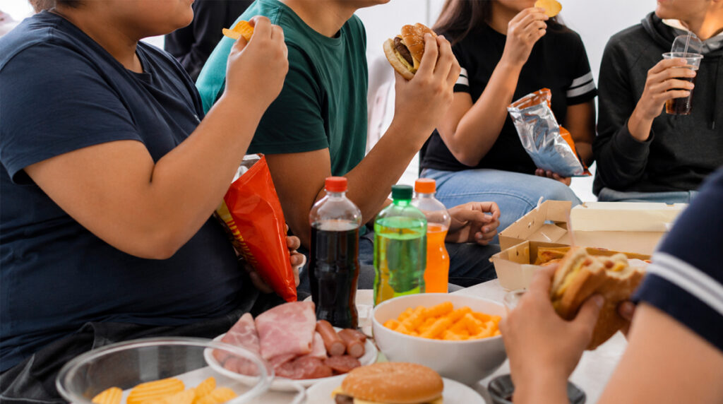Hábitos alimentares inadequados afetam colesterol e peso de adolescentes, aponta estudo