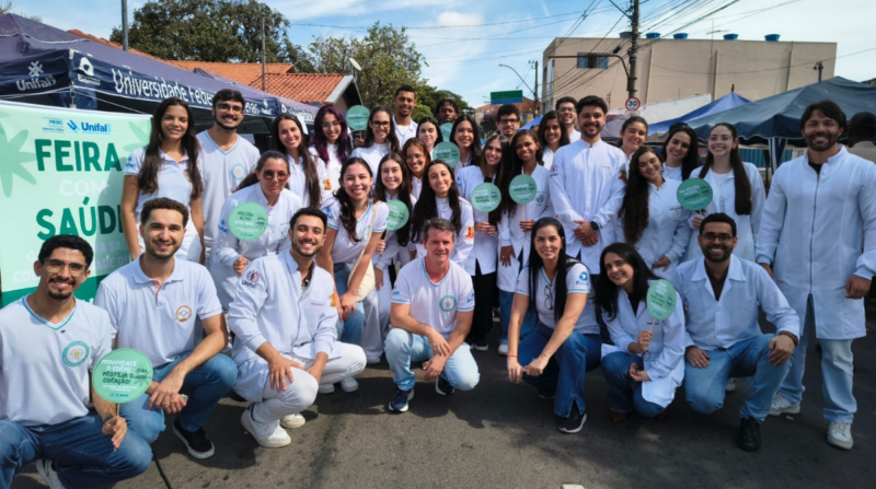 Ação “Controlando a Hipertensão Juntos” reúne cinco cursos da UNIFAL-MG e atende cerca de 300 pessoas na Feira Livre de Alfenas