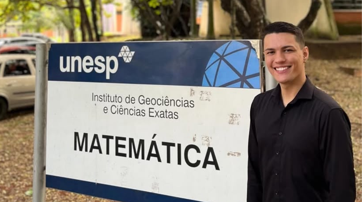 “Agradeço à UNIFAL-MG por ter sido parte fundamental da minha trajetória. A universidade pública transformou minha vida”, declara Ronaldo Lopes, egresso do curso de Matemática, hoje professor universitário
