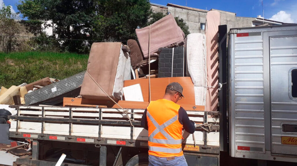Pesquisas do Programa de Pós-Graduação em Ciências Ambientais contribuem para aprimorar o serviço municipal de Cata-Treco em Poços de Caldas