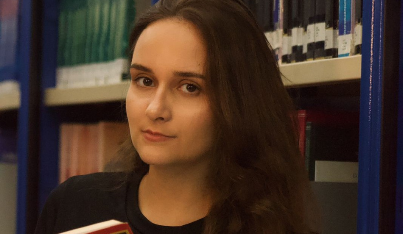 “Valorizem a universidade pública, gratuita e de qualidade”, declara Maria Flávia Santiago, egressa de Matemática que hoje é doutoranda na UNESP